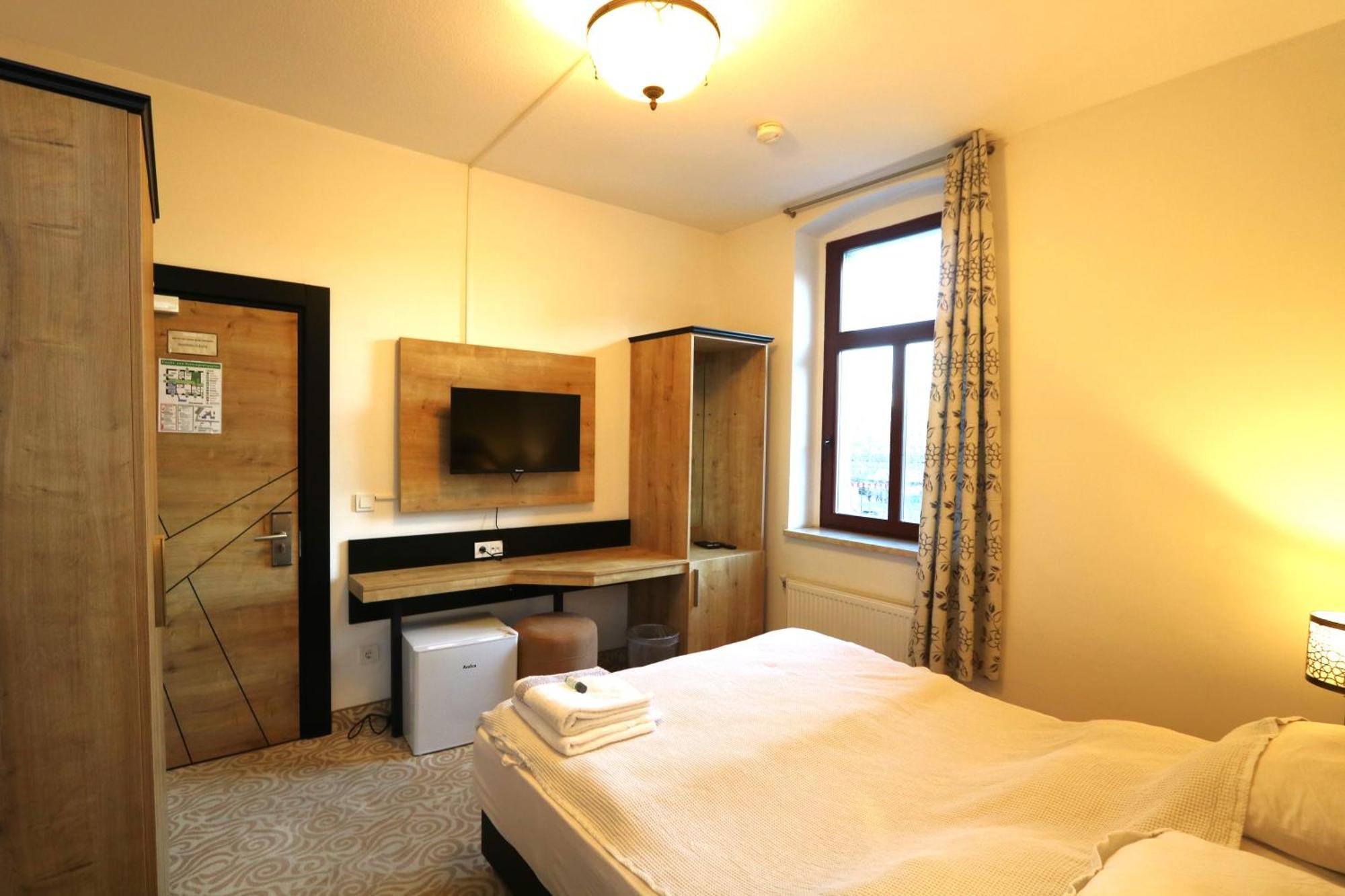 Hotel Am Fluss Saale à Weißenfels Extérieur photo