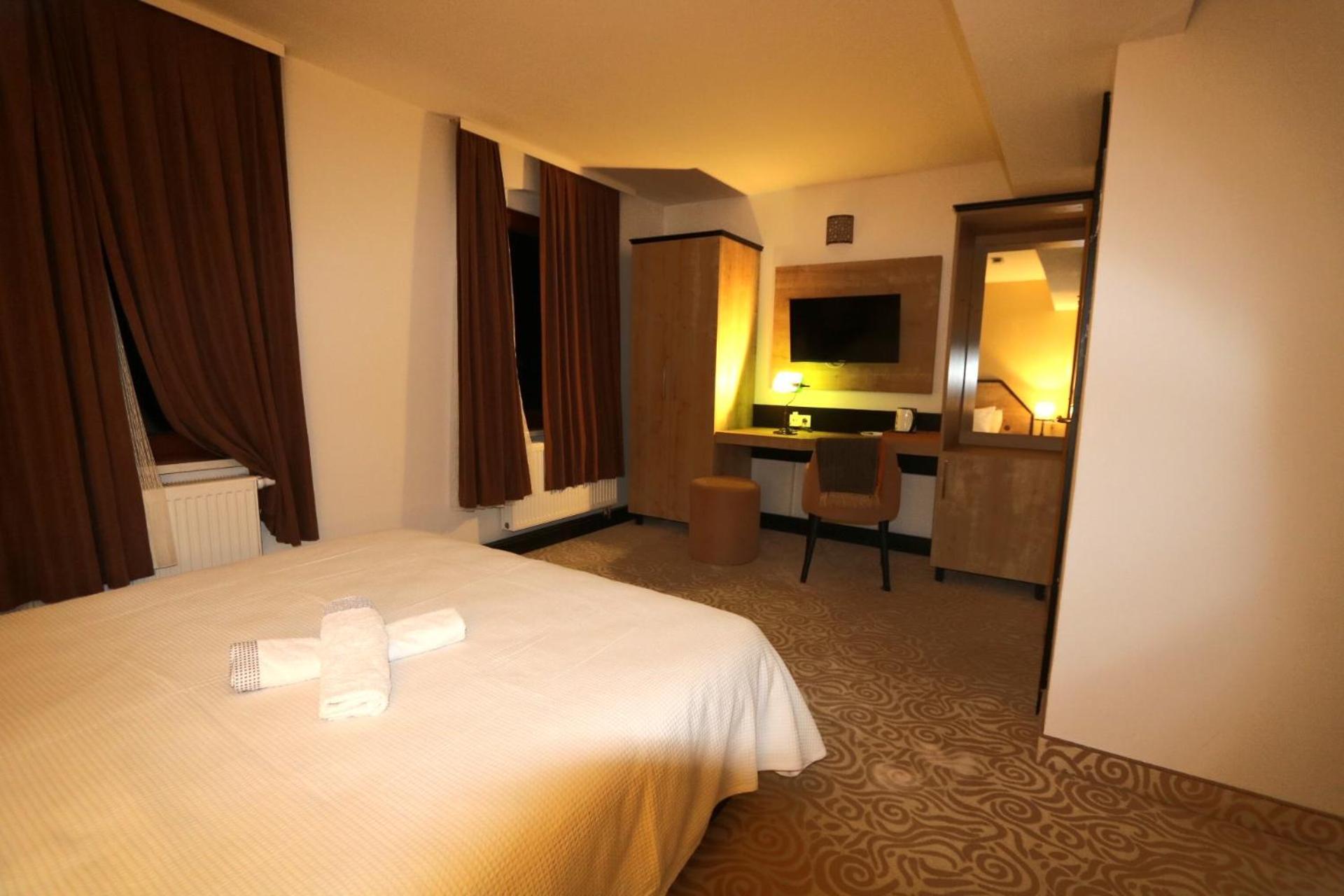 Hotel Am Fluss Saale à Weißenfels Extérieur photo